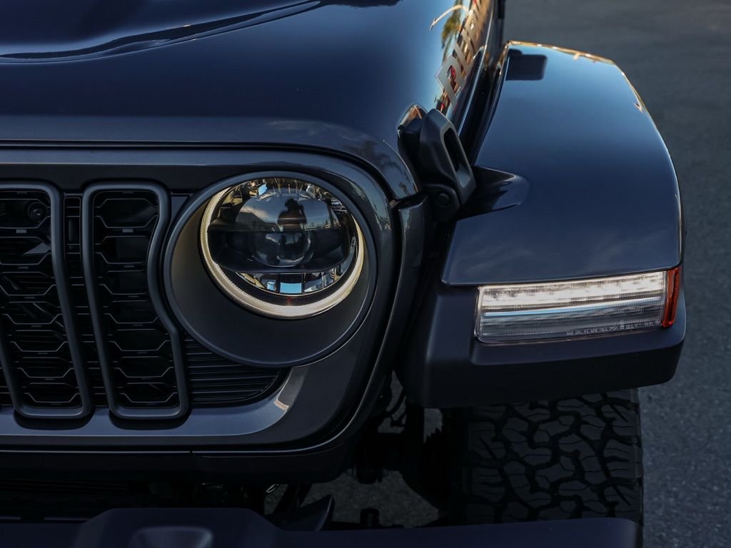 New 2026 Granite Crystal Metallic Clear-Coat Exterior Paint Jeep Rubicon image 9