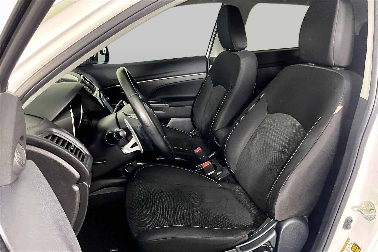 Used 2015 White Pearl Mitsubishi SE image 8