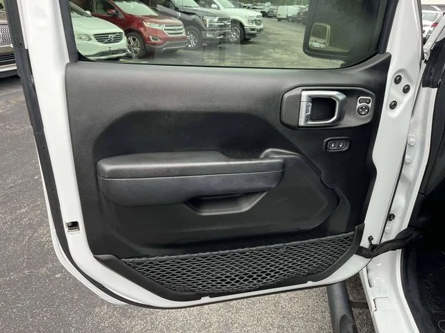 Certified Used 2022 White Jeep Unlimited Rubicon image 18