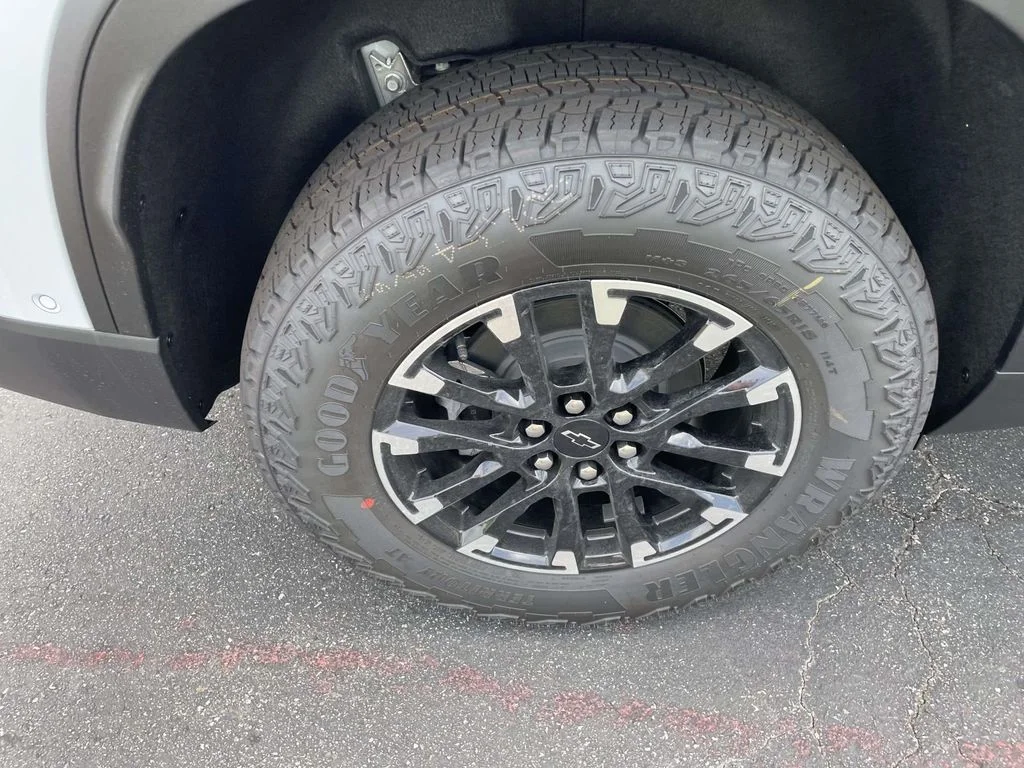 New 2026 Polar White Tricoat Chevrolet Z71 image 7