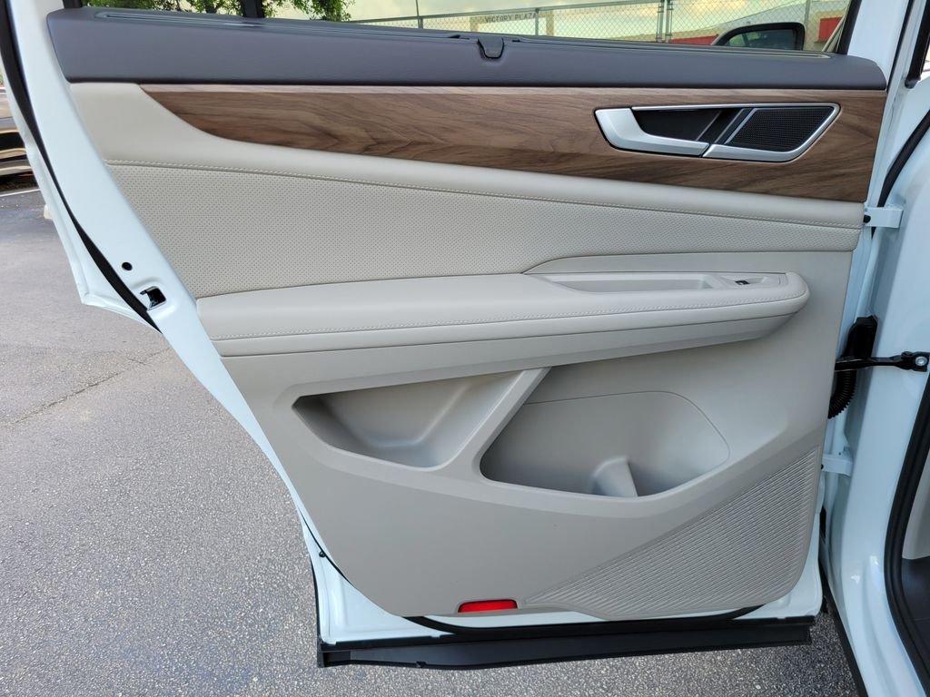 New 2026 White/off-white Volkswagen SE w/Technology image 8