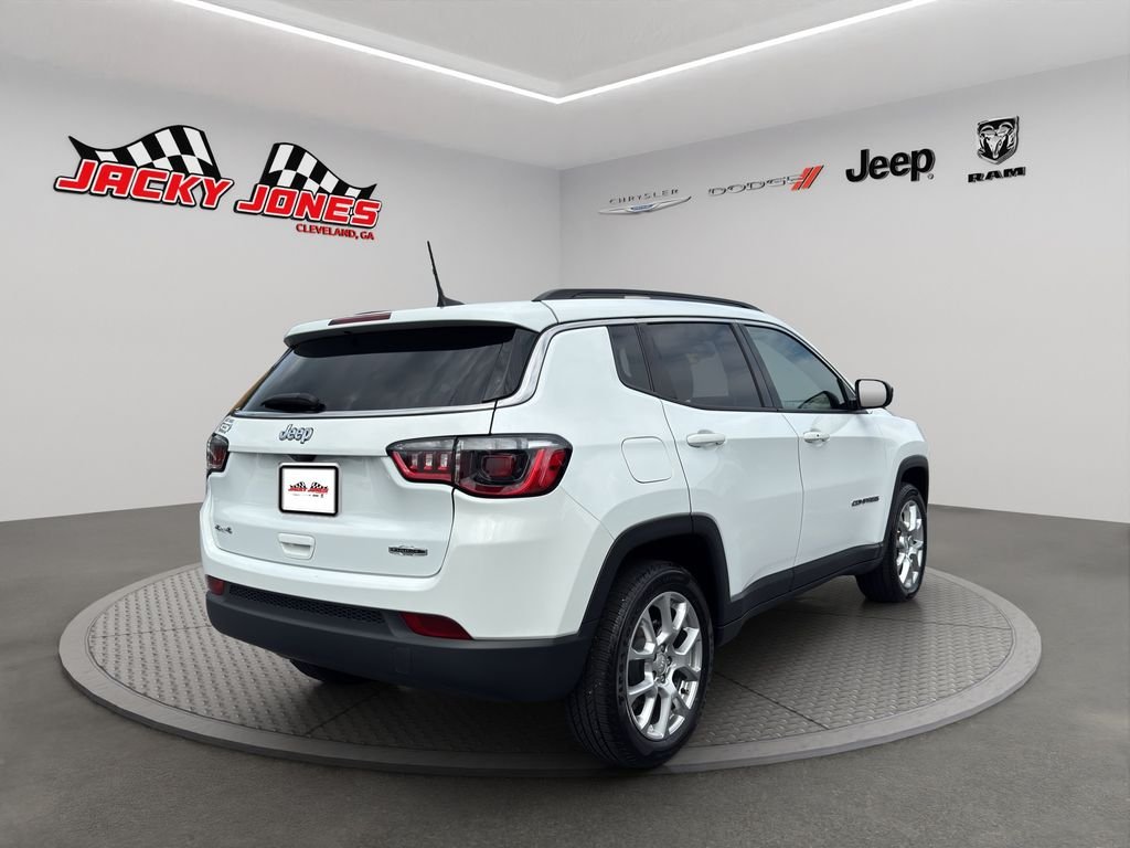 Used 2023 Bright White Clearcoat Jeep Latitude Lux image 11