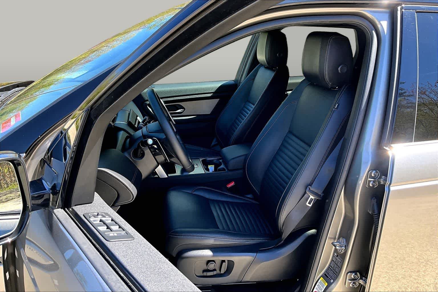 Used 2024 Silicon Silver Land Rover Dynamic SE image 9