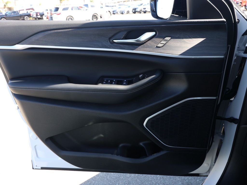 New 2026 Bright White Clear-Coat Exterior Paint Jeep Limited image 22