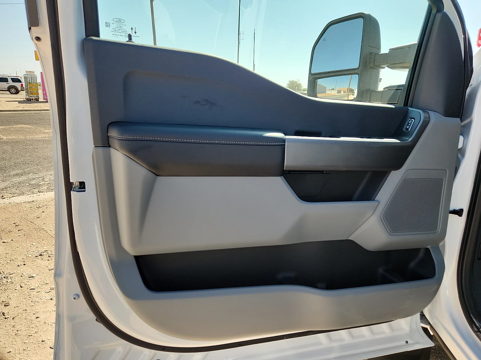 New 2027 Oxford White Ford XLT image 14