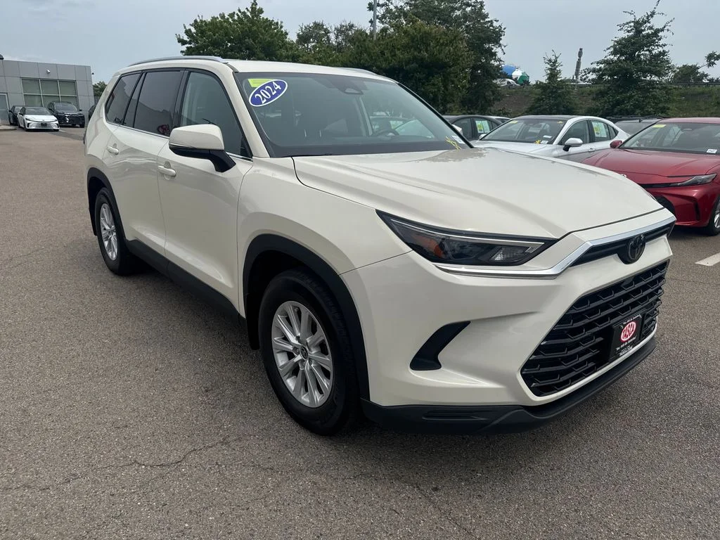 Used 2024 White Toyota XLE image 11