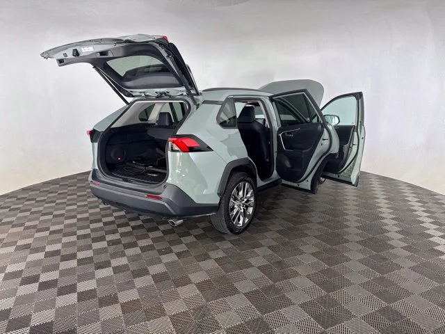Used 2020 Gray Toyota XLE Premium image 17