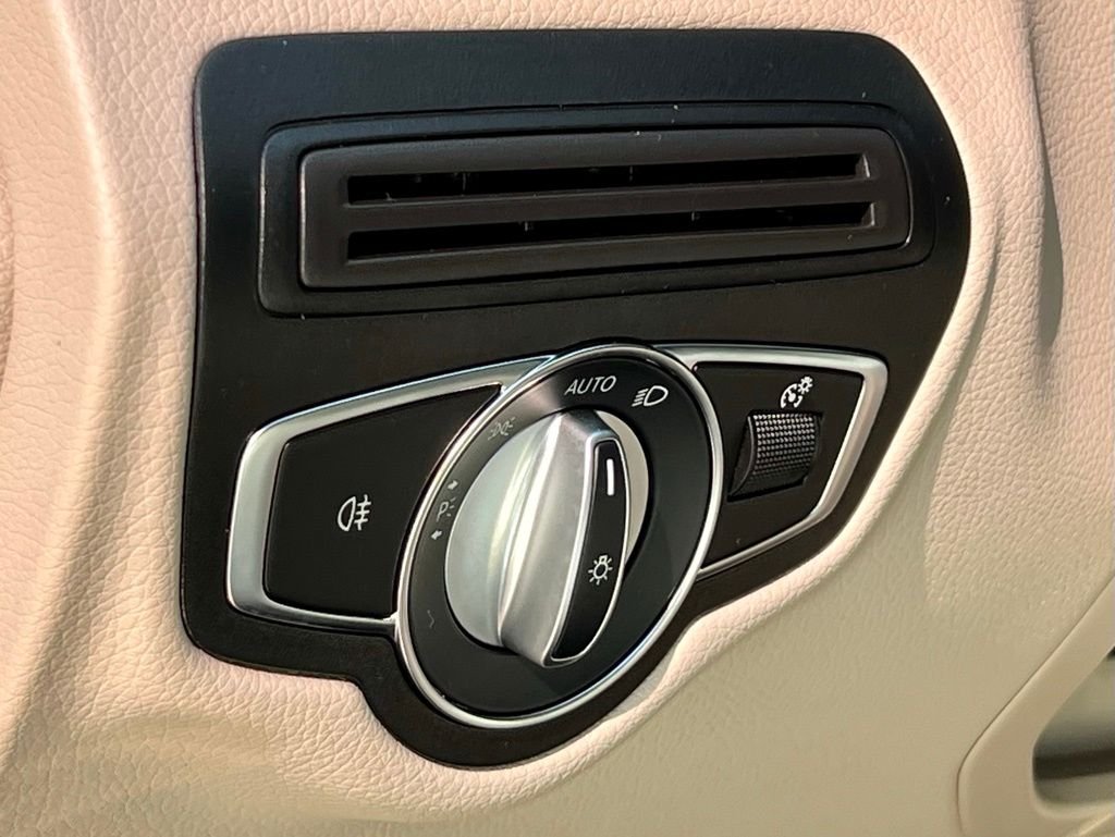 Certified Used 2022  Mercedes-Benz GLC 300 image 33