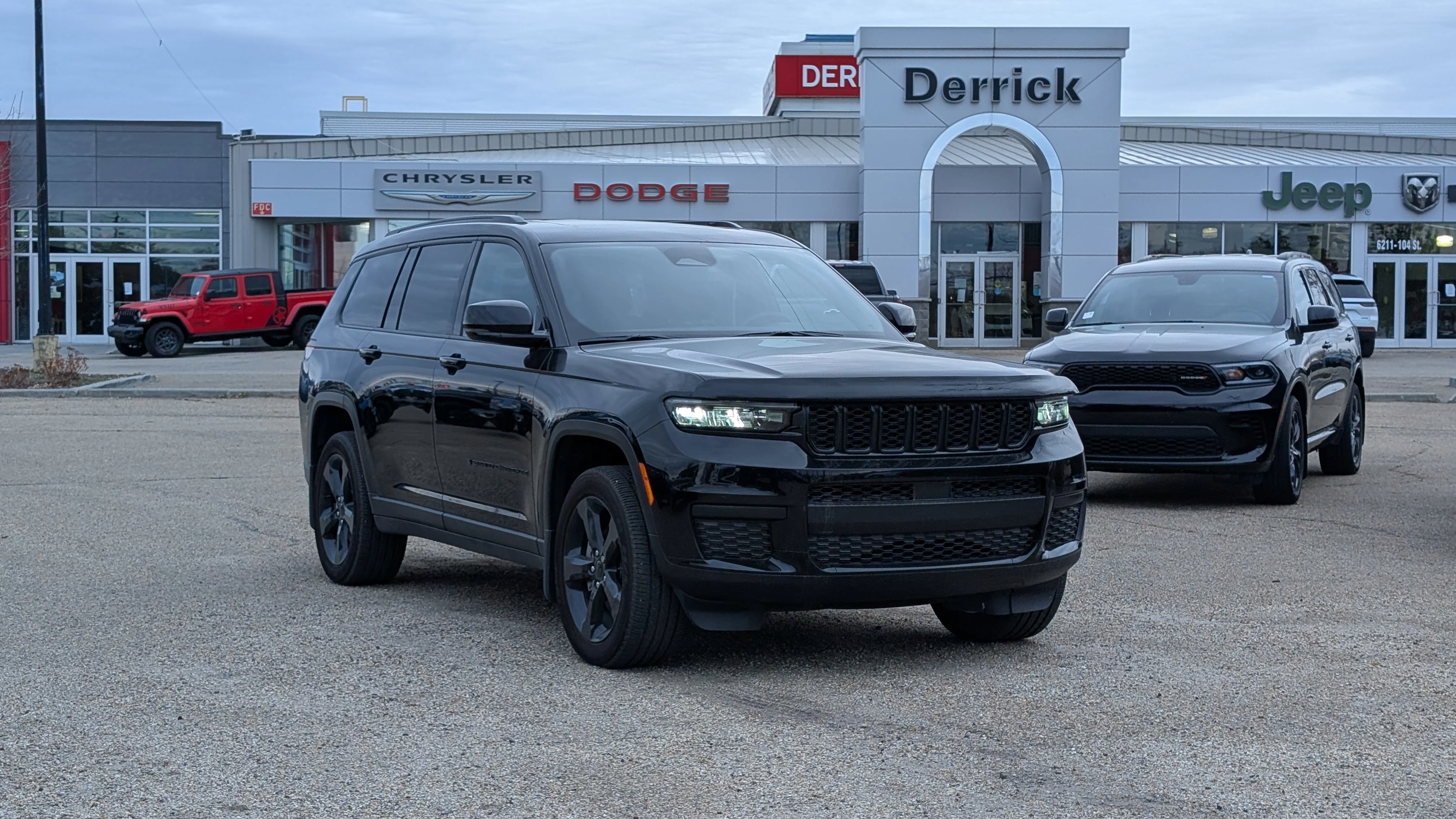 New 2025 Diamond Black Crystal Pearl Jeep Altitude image 10