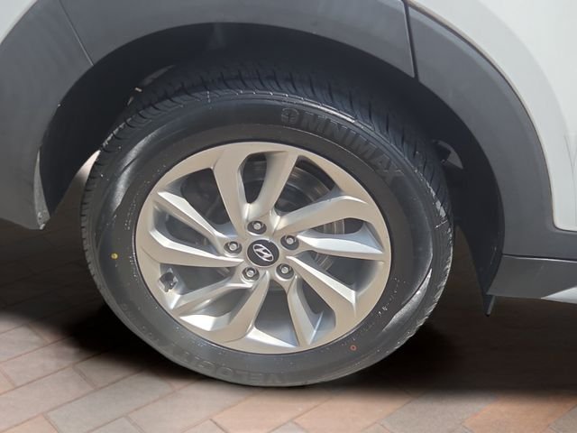 Used 2017 Winter White Hyundai SE image 10