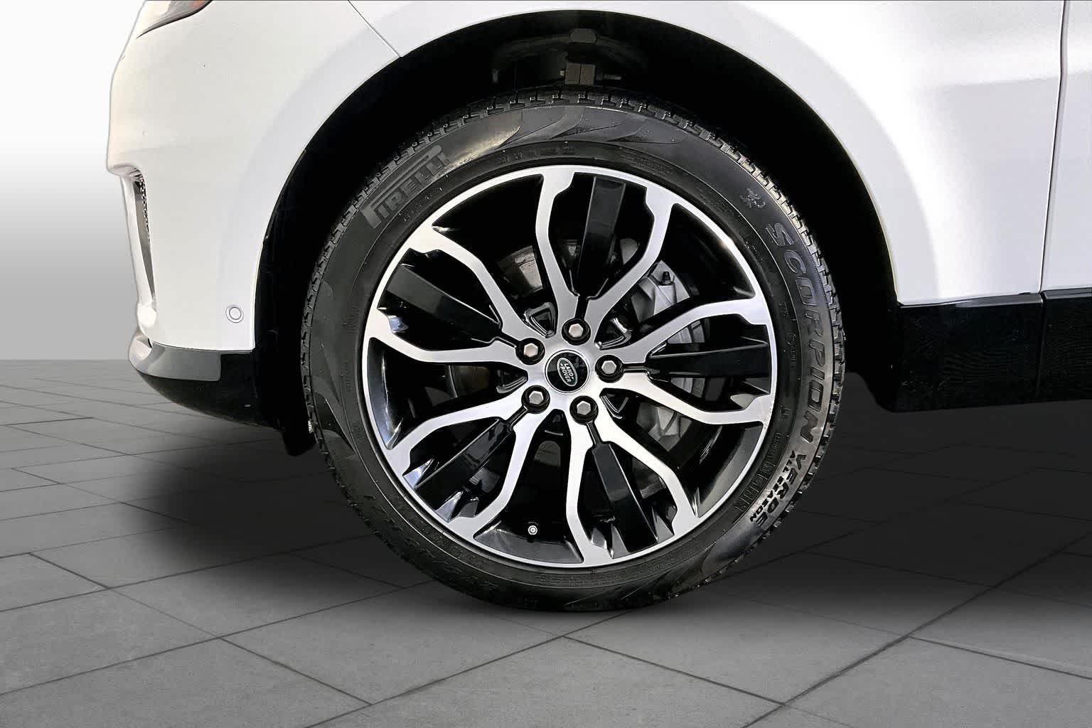 Used 2021 Fuji White Land Rover HSE Silver Edition image 11