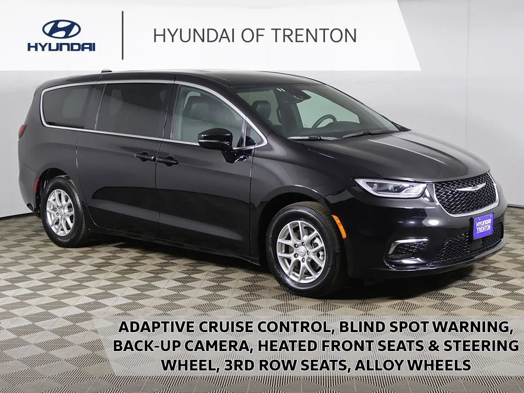 2025 Chrysler Pacifica Select's photo