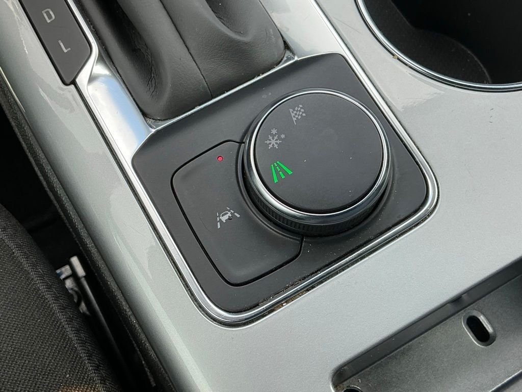 Used 2025 White Chevrolet LT image 33