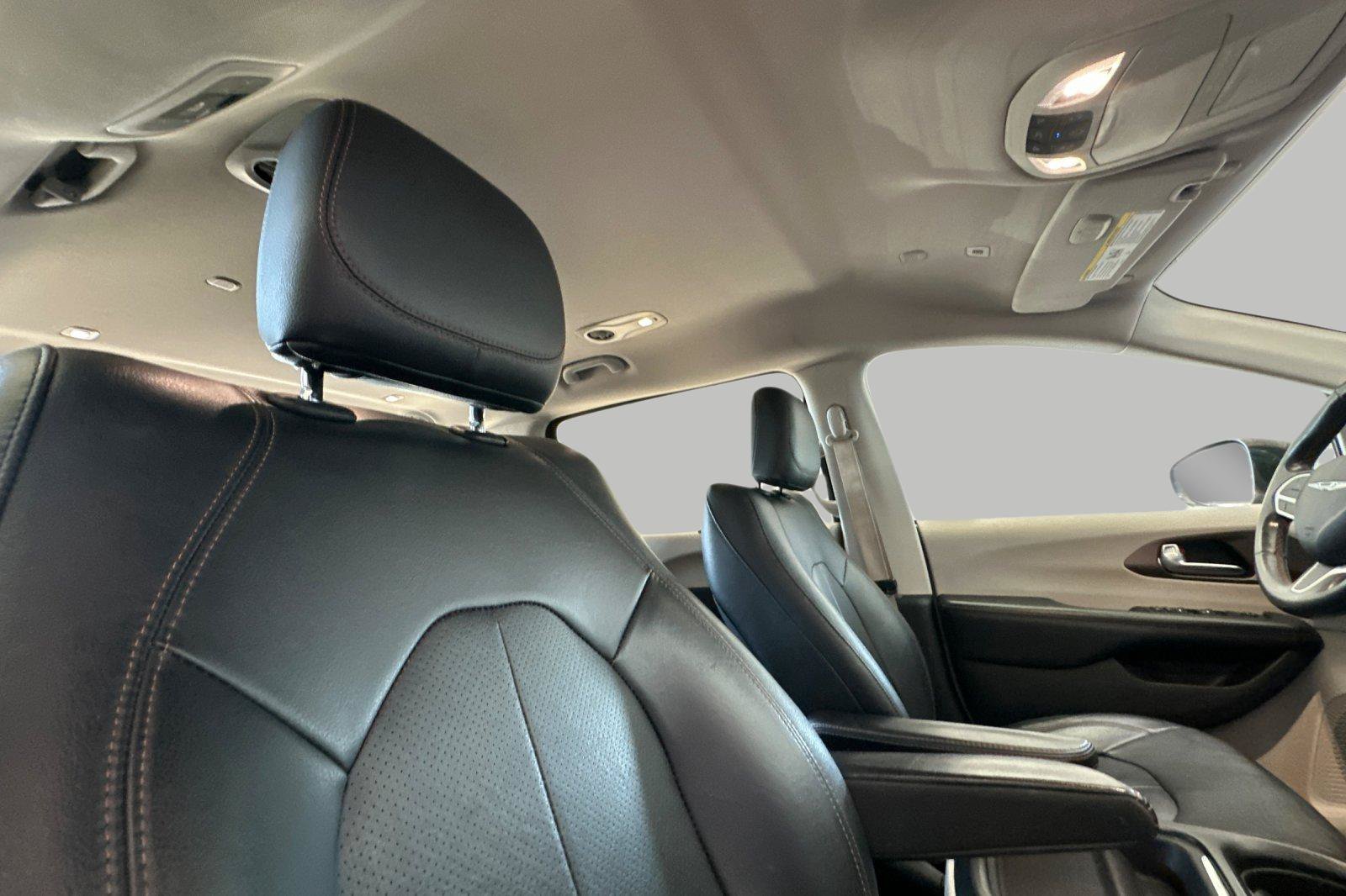 Used 2019 Black Chrysler Touring L image 18