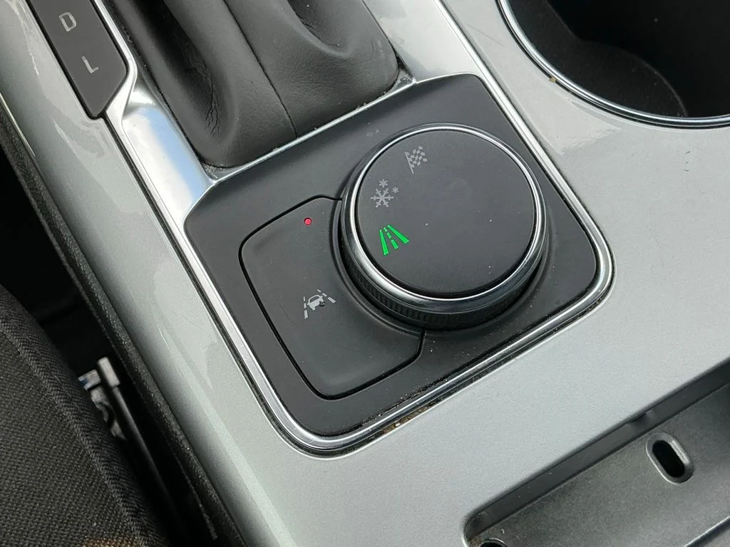 Used 2025 White Chevrolet LT image 33