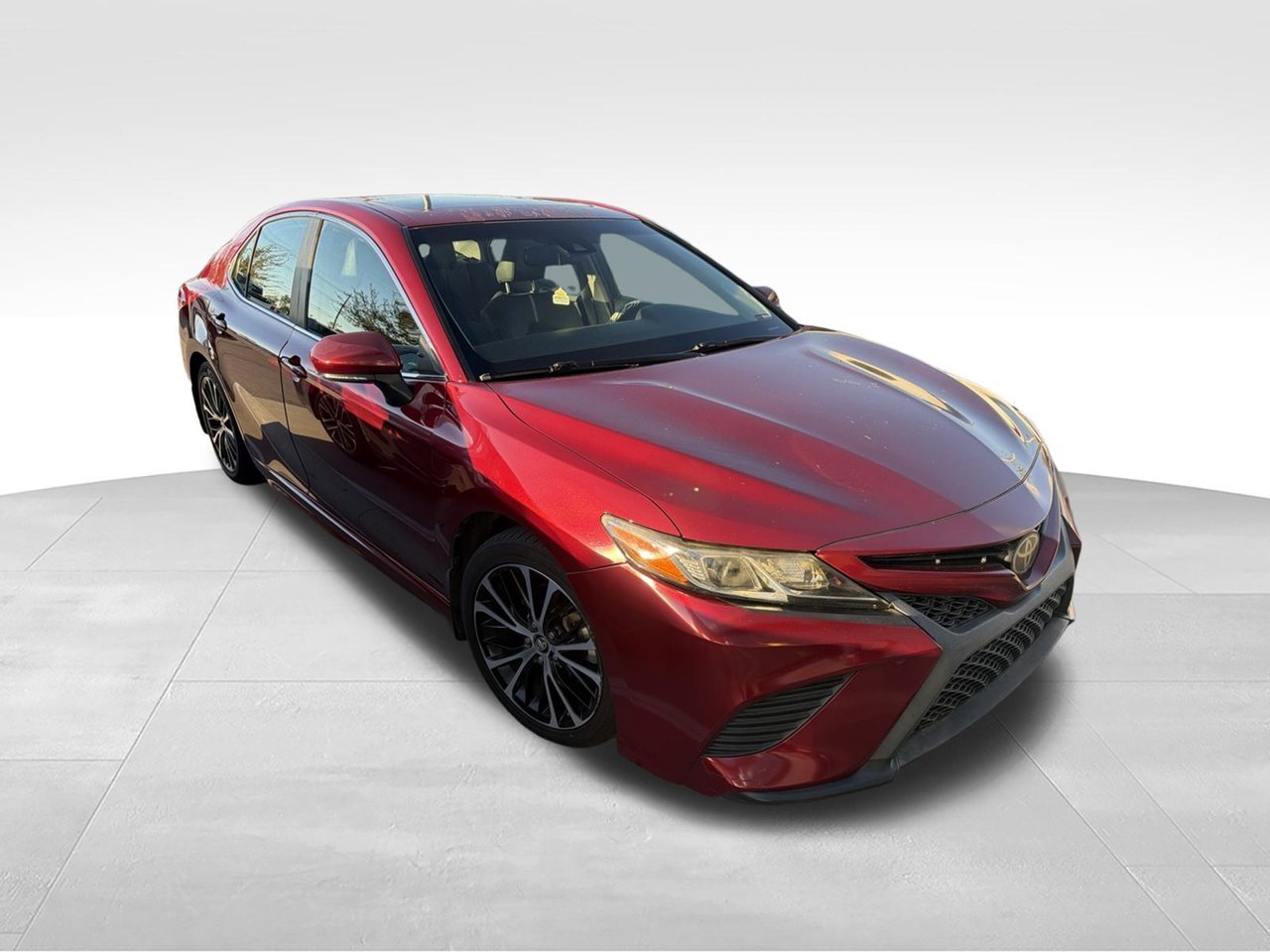 Used 2018 Red Toyota L image 2