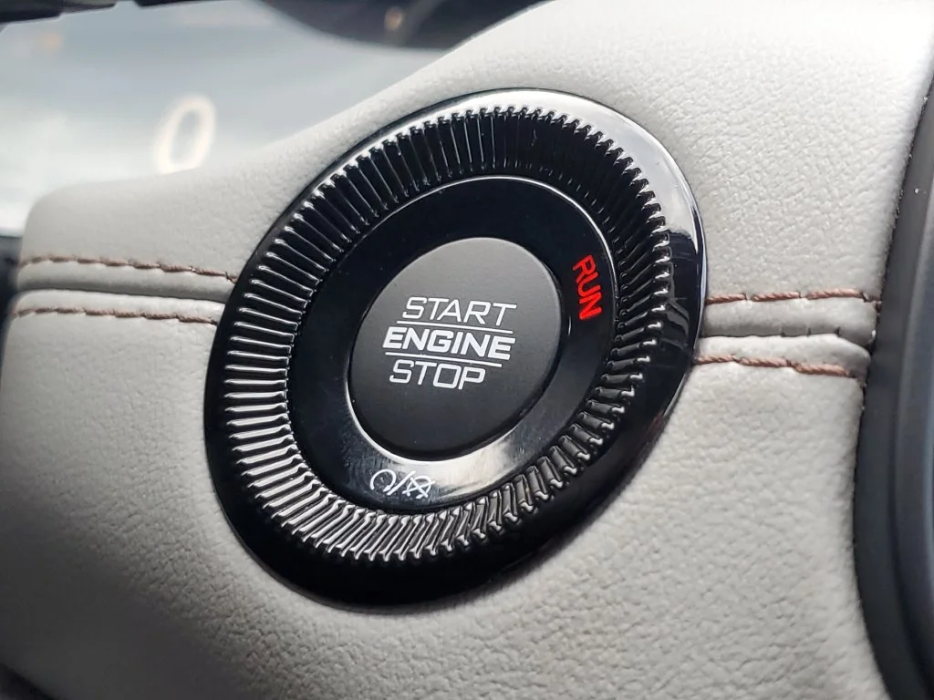 Used 2024  Jeep Limited image 19