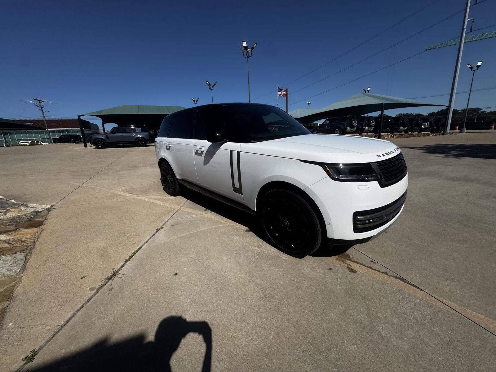 Used 2024 White Land Rover SE image 9
