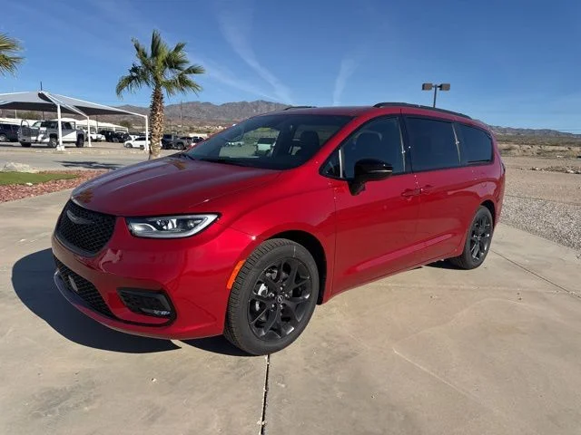 2026 Chrysler Pacifica Select's photo