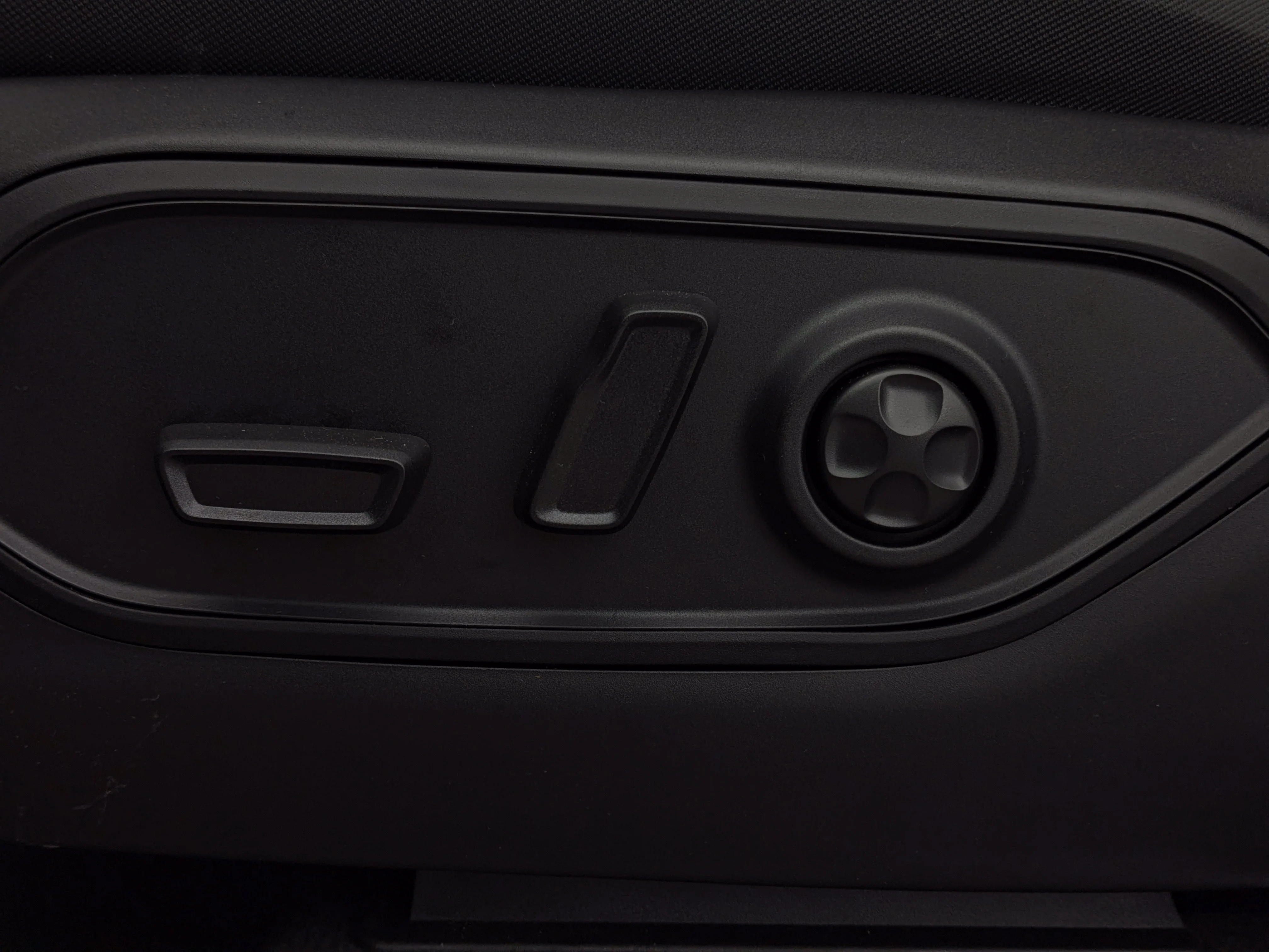 New 2026 White Jeep Laredo - - Classic Theme - 8.4-inch Touchscreen - Heated Seats & Steering Wheel - 3.6L Pentastar V6 image 14