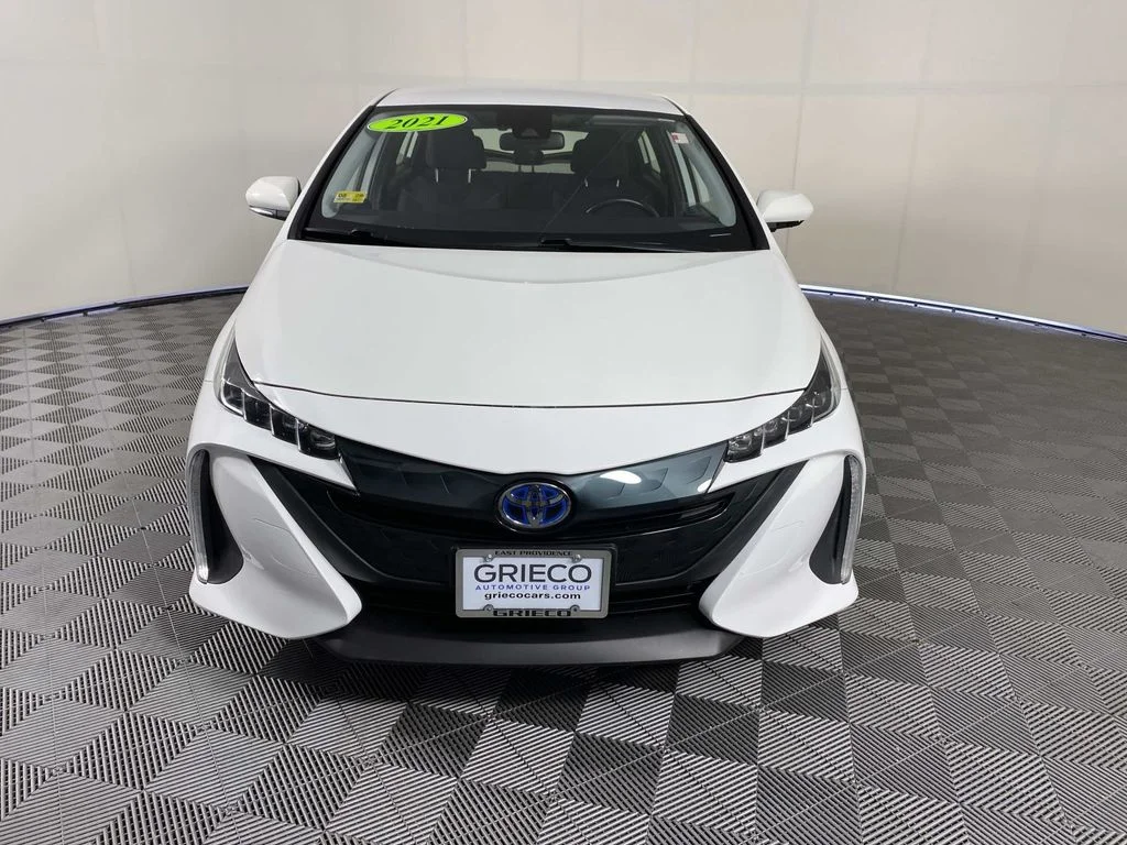 Used 2021 White Toyota LE image 3