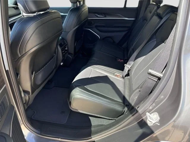 New 2026 Baltic Gray Metallic Clear-Coat Exterior Paint Jeep Limited Reserve image 16