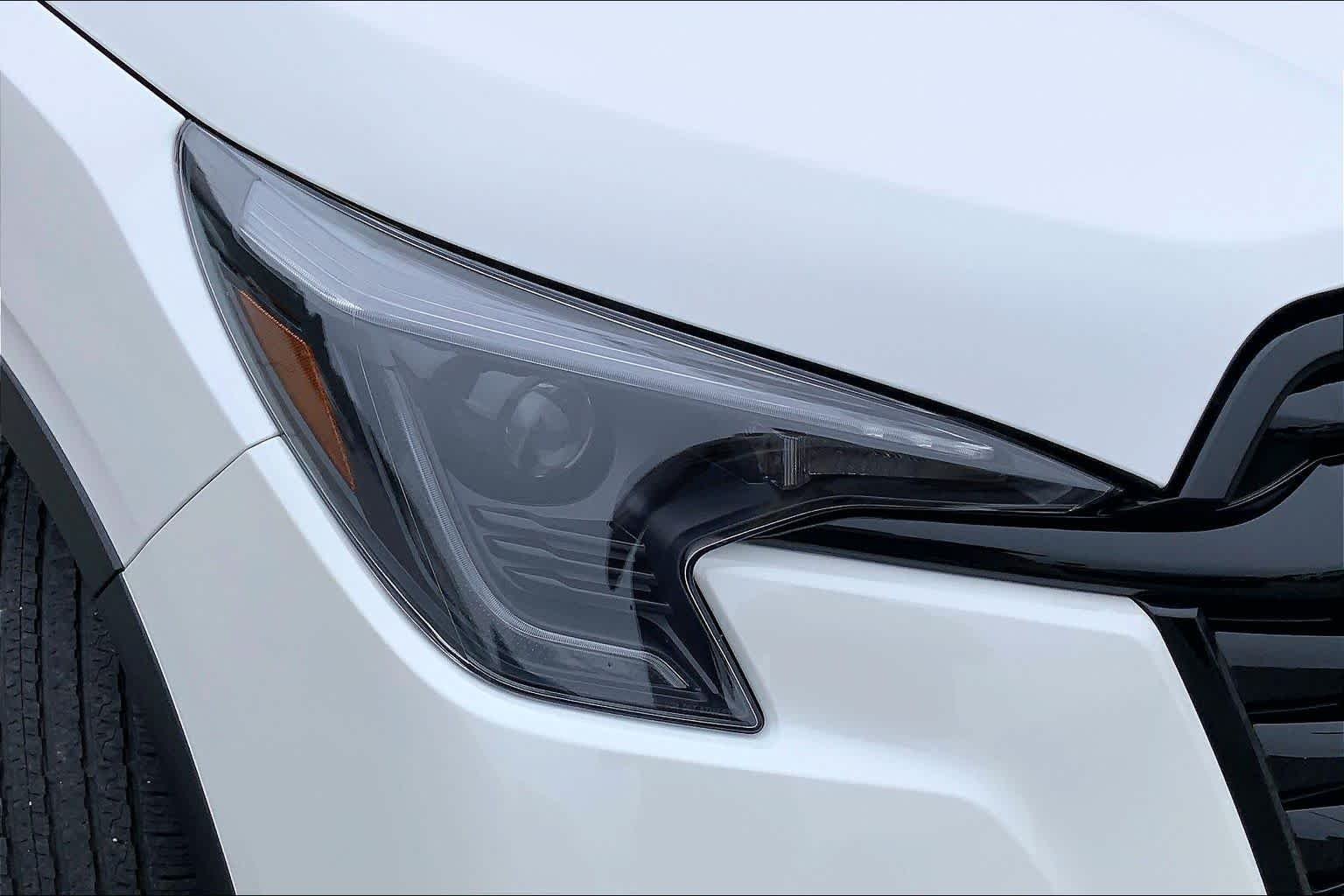 Used 2025 Crystal White Pearl Subaru Onyx Edition Touring image 26