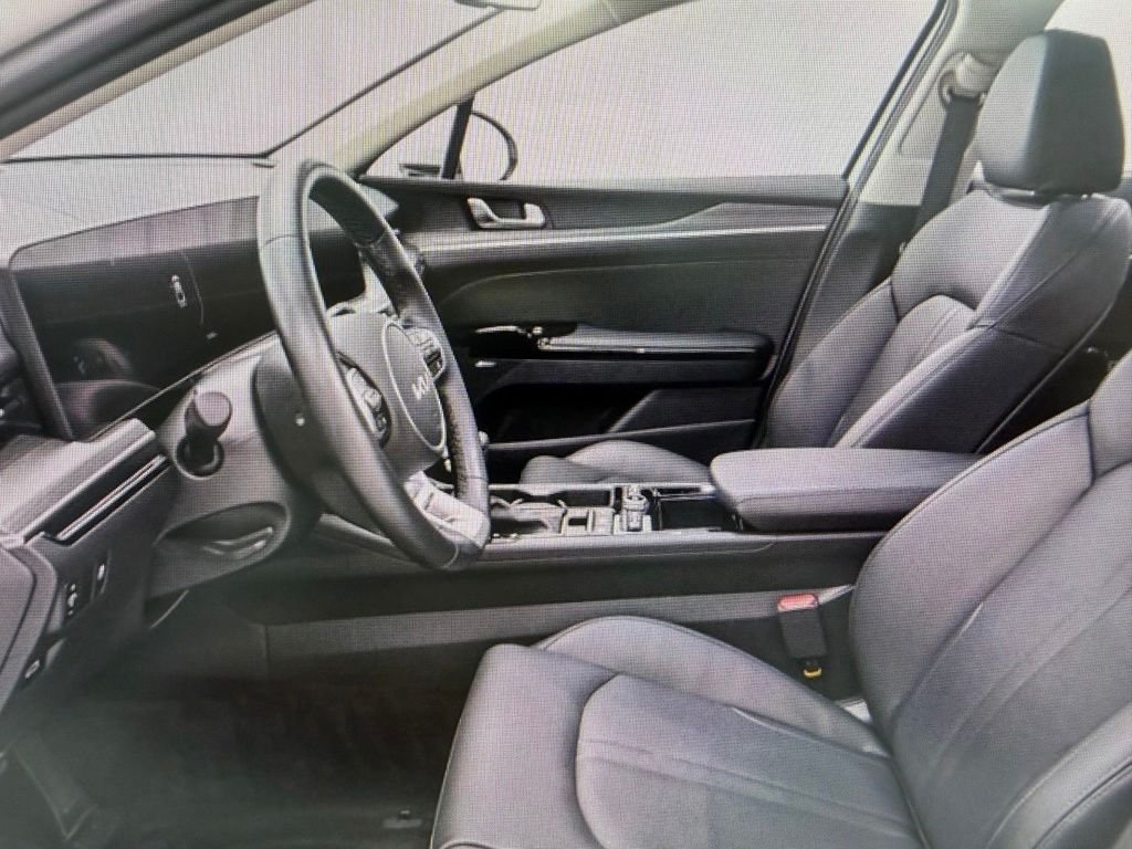 Used 2025 White Kia EX image 5