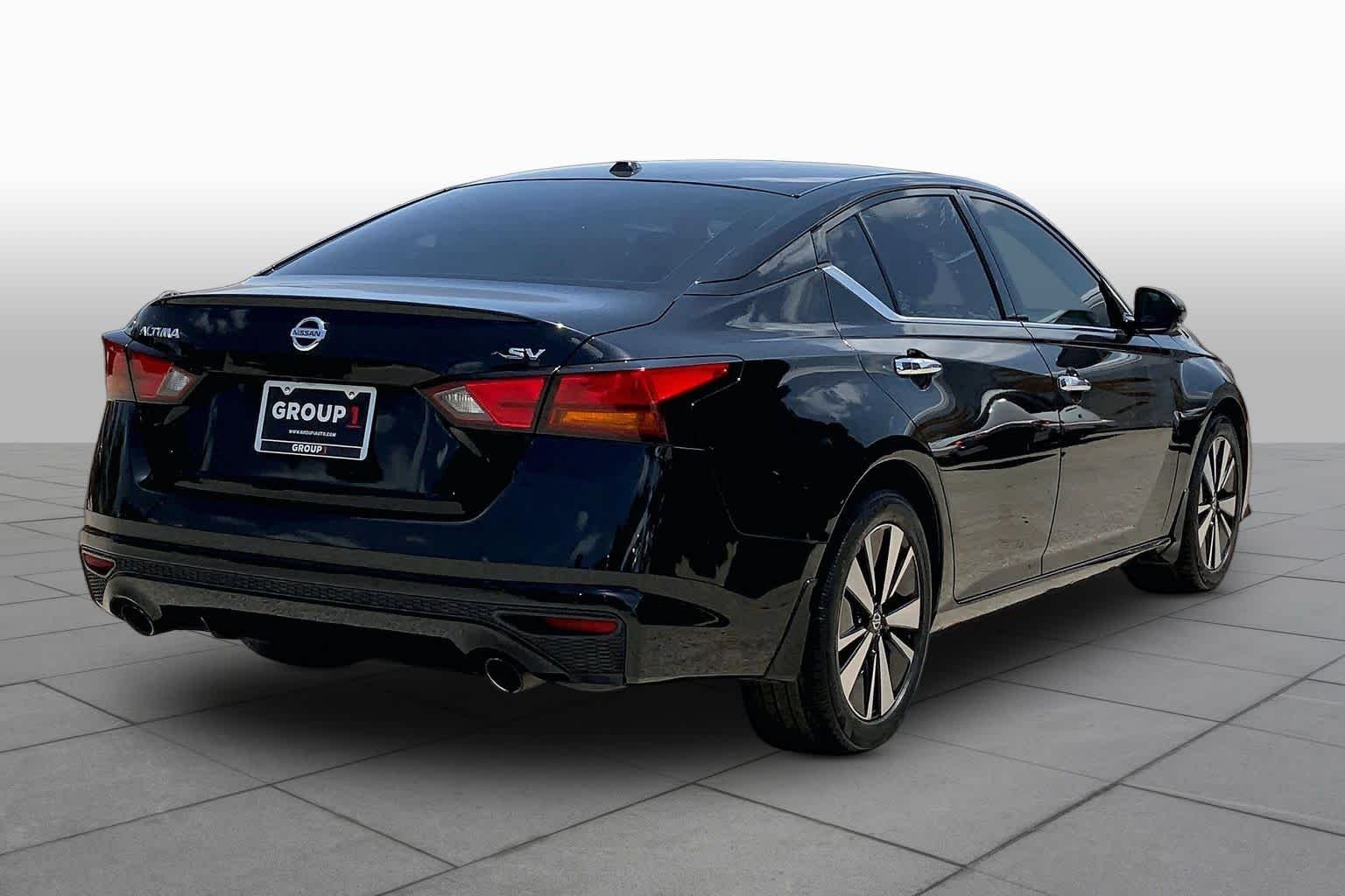 Used 2019 Super Black Nissan 2.5 SV image 13