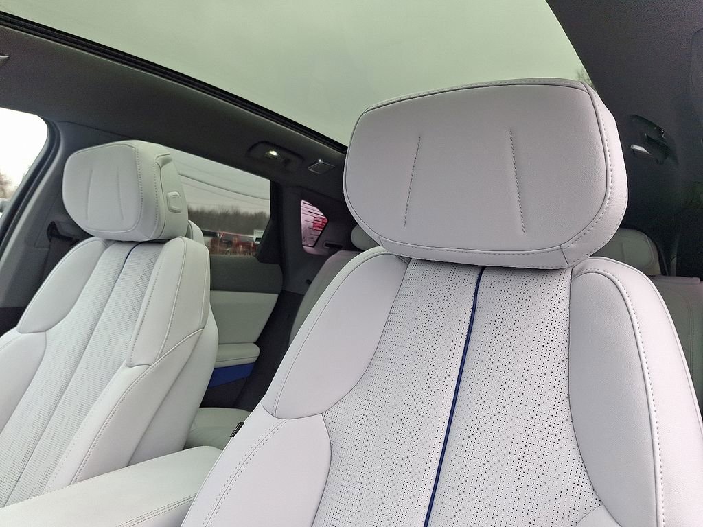 2026 Cadillac OPTIQ Premium Luxury - Photo 17