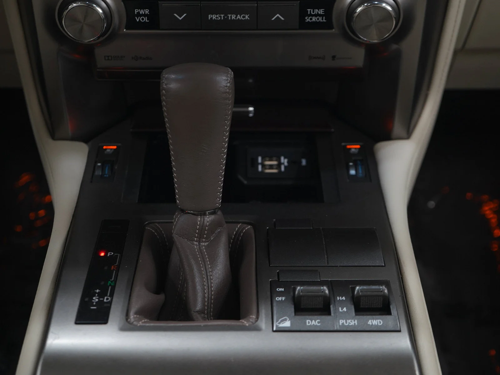 Used 2014 Starfire Pearl Lexus 4WD 4dr image 19