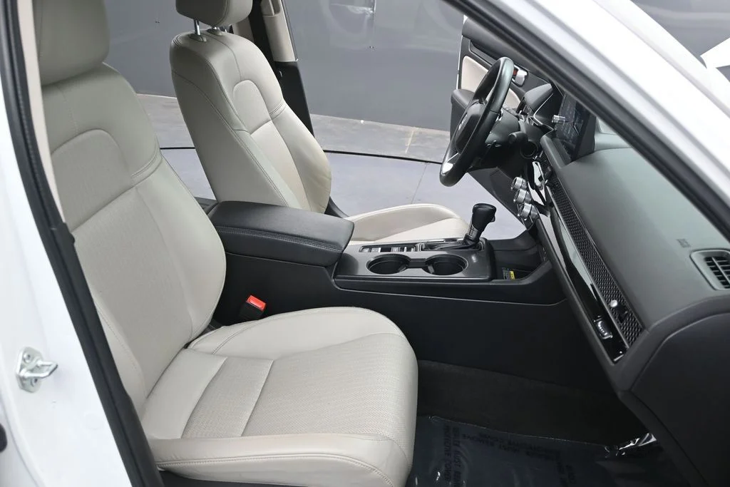 Used 2023 Platinum White Pearl Honda Touring image 17