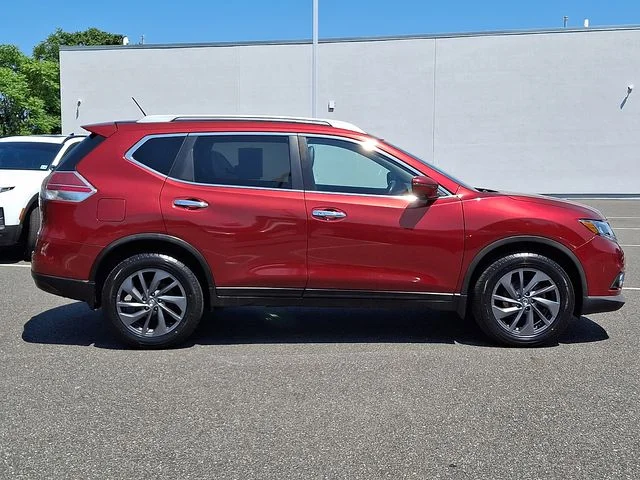 Used 2016 Red Nissan SL image 8