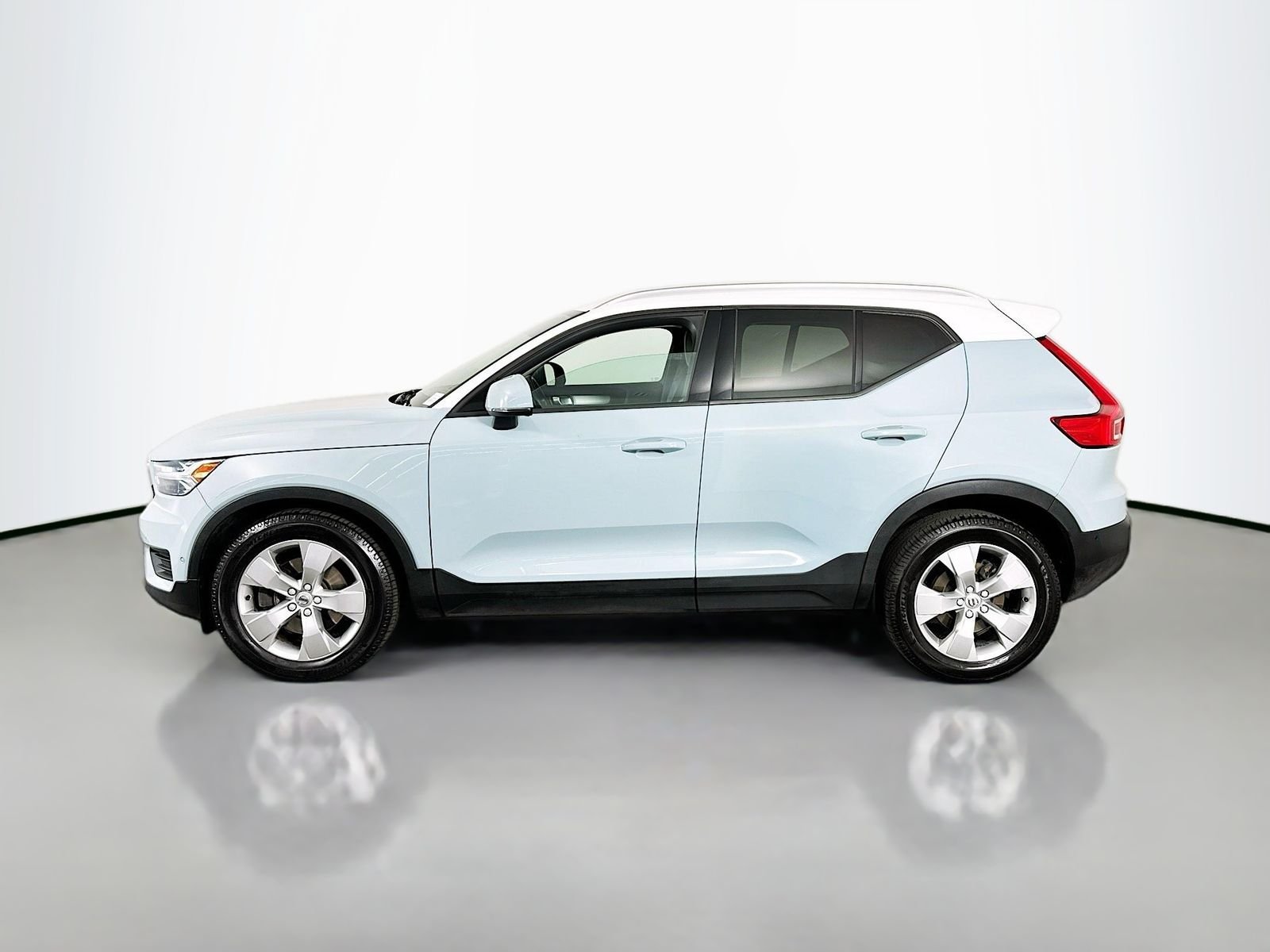 Used 2019 Amazon Blue Volvo Momentum image 3