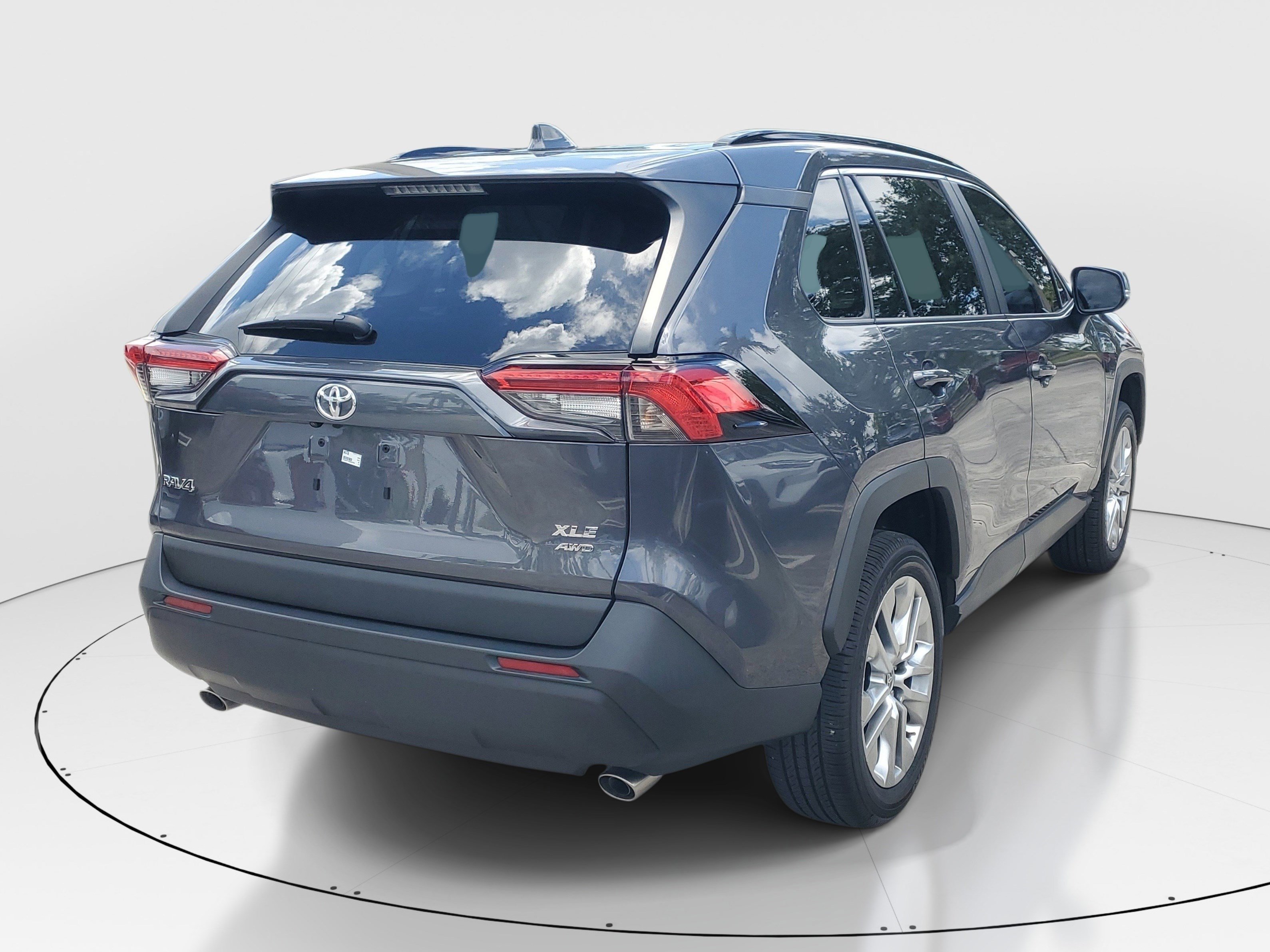 Used 2025 Magnetic Gray Metallic Toyota XLE Premium image 3