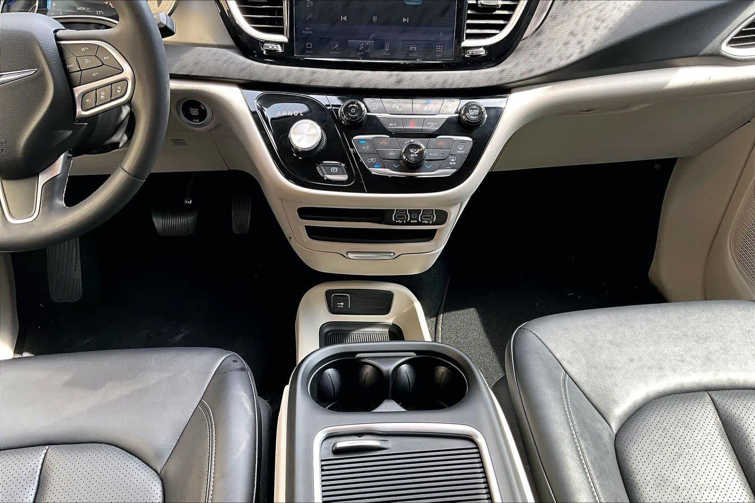 Used 2024 Silver Mist Clearcoat Chrysler Touring L image 17