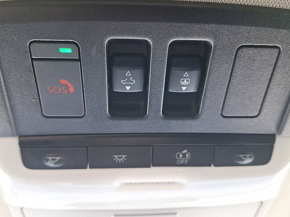 Used 2023 Pearl White Tricoat Nissan Platinum image 32