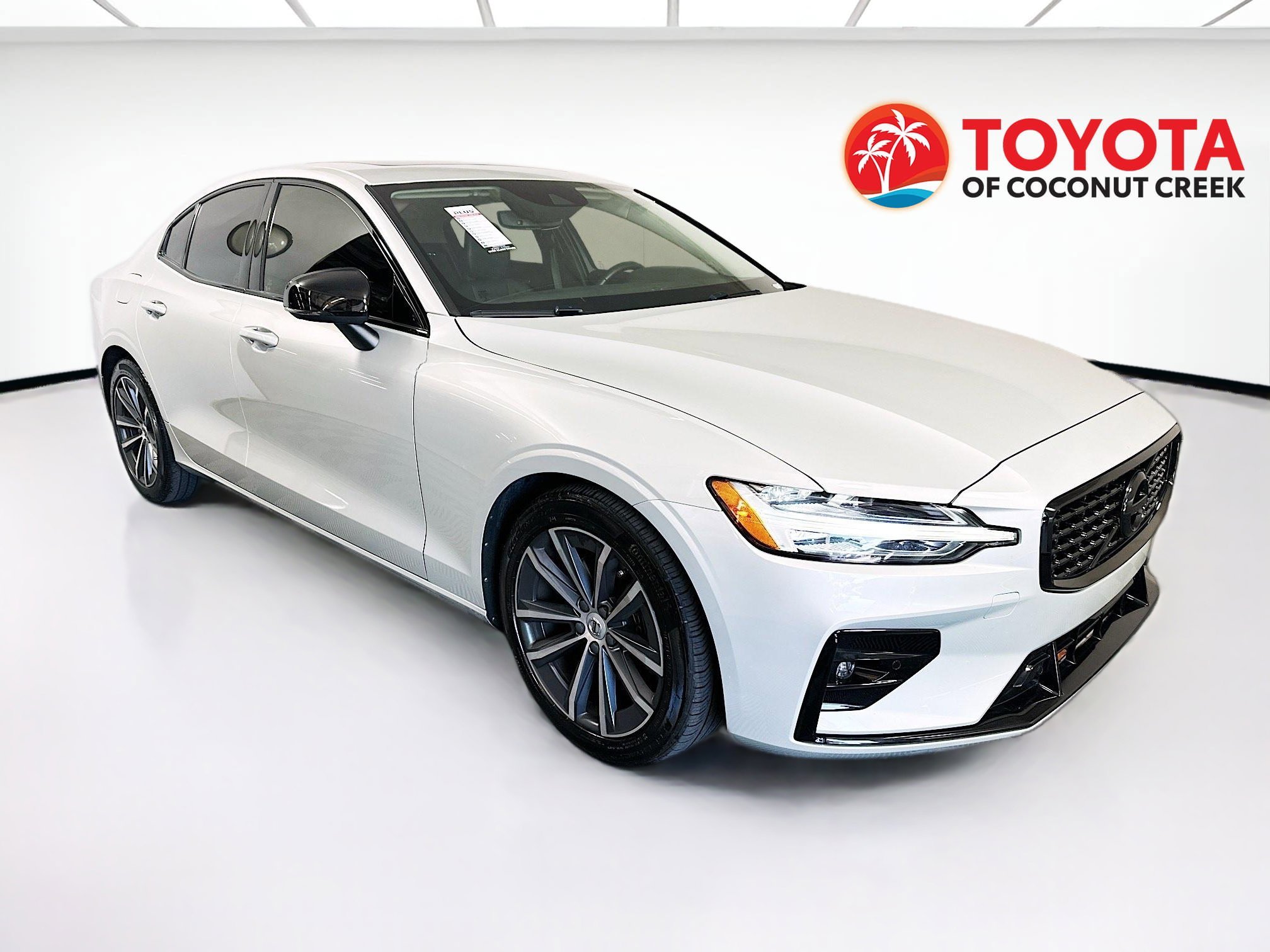 2022 Volvo S60 B5 Black Edition Momentum's photo