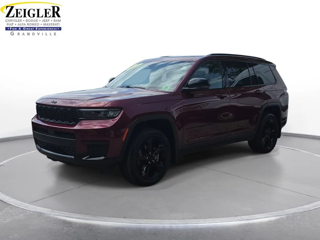 Used 2023 Red Jeep Altitude image 1