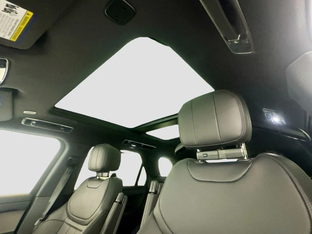 New 2026 Fuji White Land Rover Dynamic SE image 15