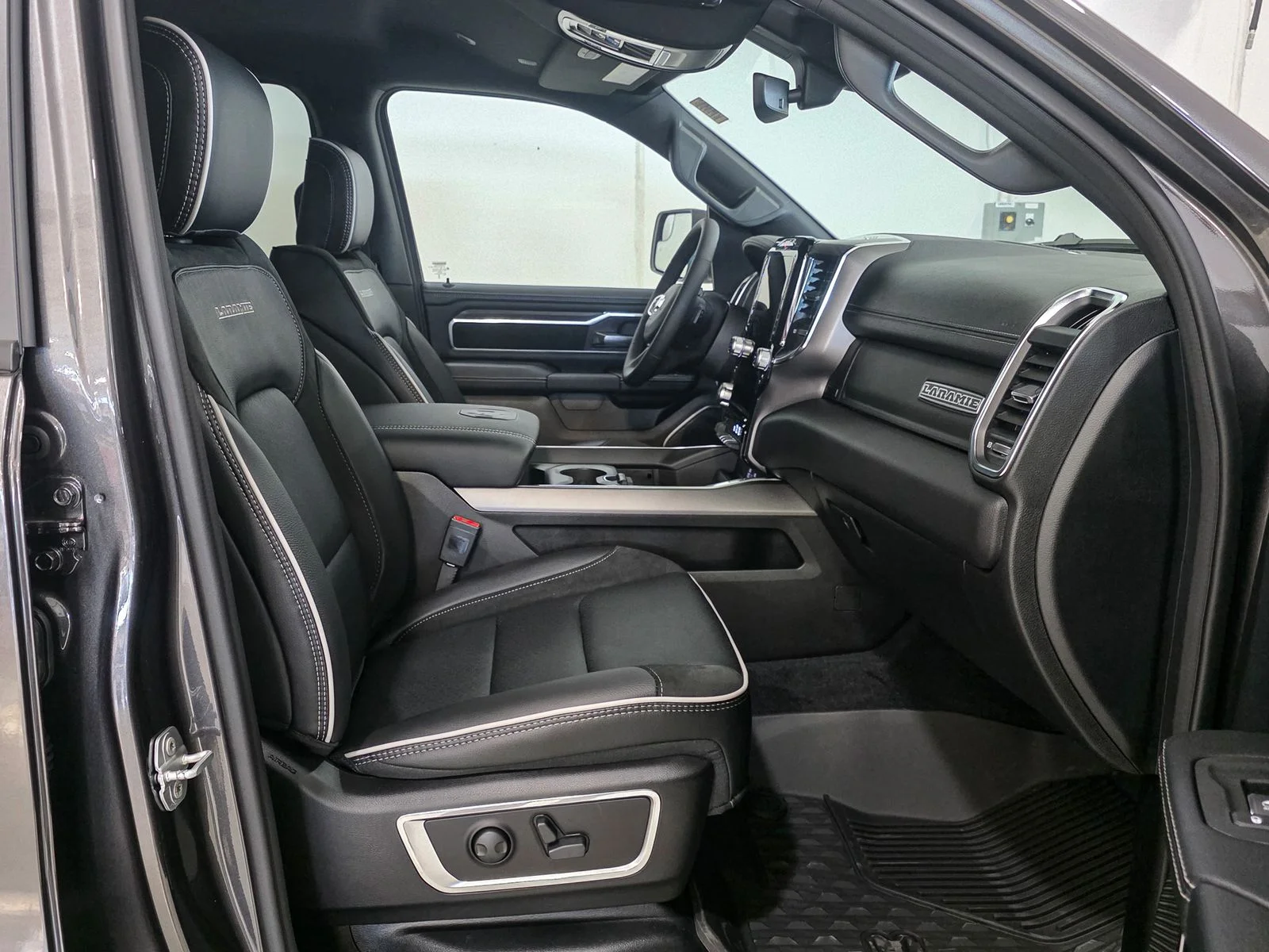 New 2026 Granite Crystal Metallic Clear-Coat Exterior Paint RAM Laramie image 20