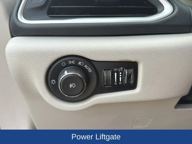 Certified Used 2018 Gray Chrysler Touring L image 13