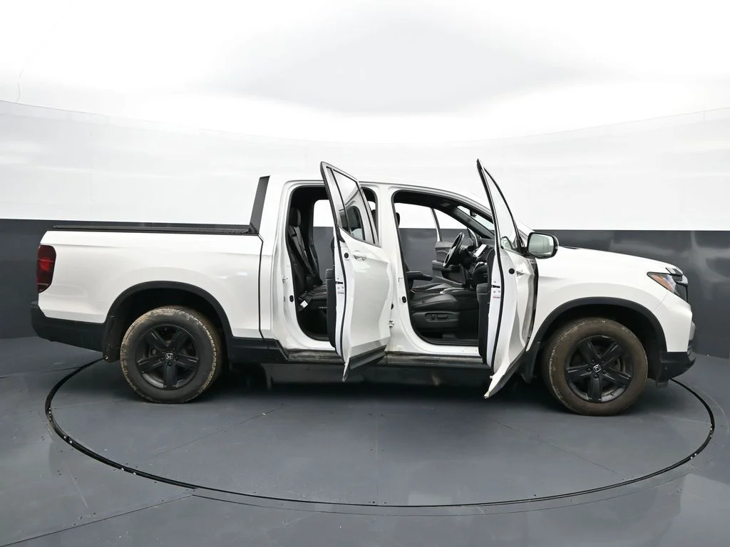 Used 2023 Platinum White Pearl Honda Black Edition image 40