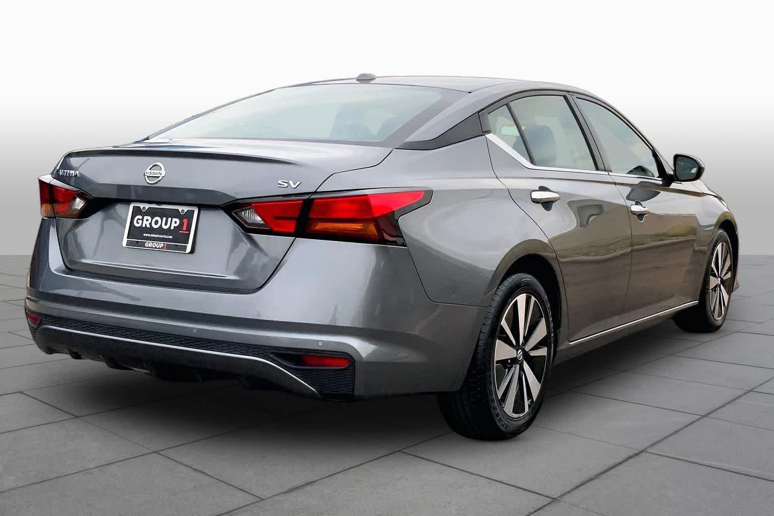 Used 2022 Gun Metallic Nissan 2.5 SV image 13