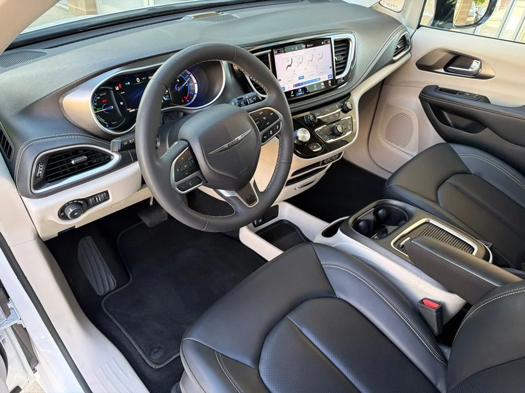 Used 2024 White Chrysler Select image 16