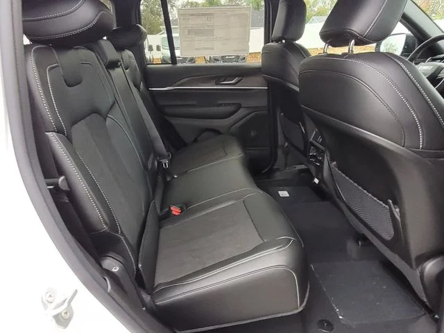 New 2026 Bright White Clear-Coat Exterior Paint Jeep Altitude image 13