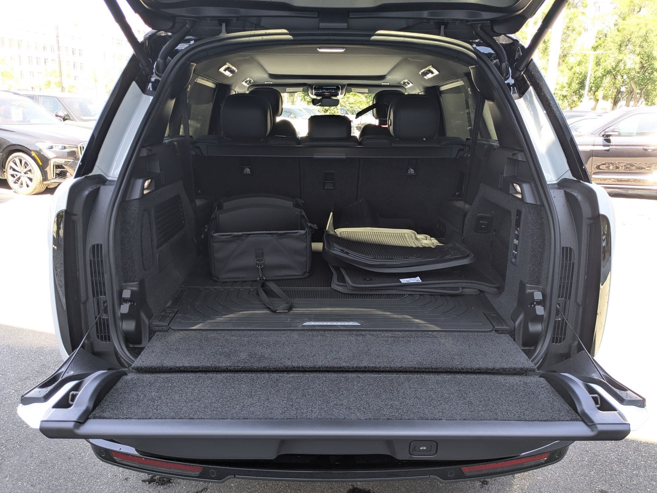 New 2026 Fuji White Land Rover P400 SE LWB 7 Seat image 30