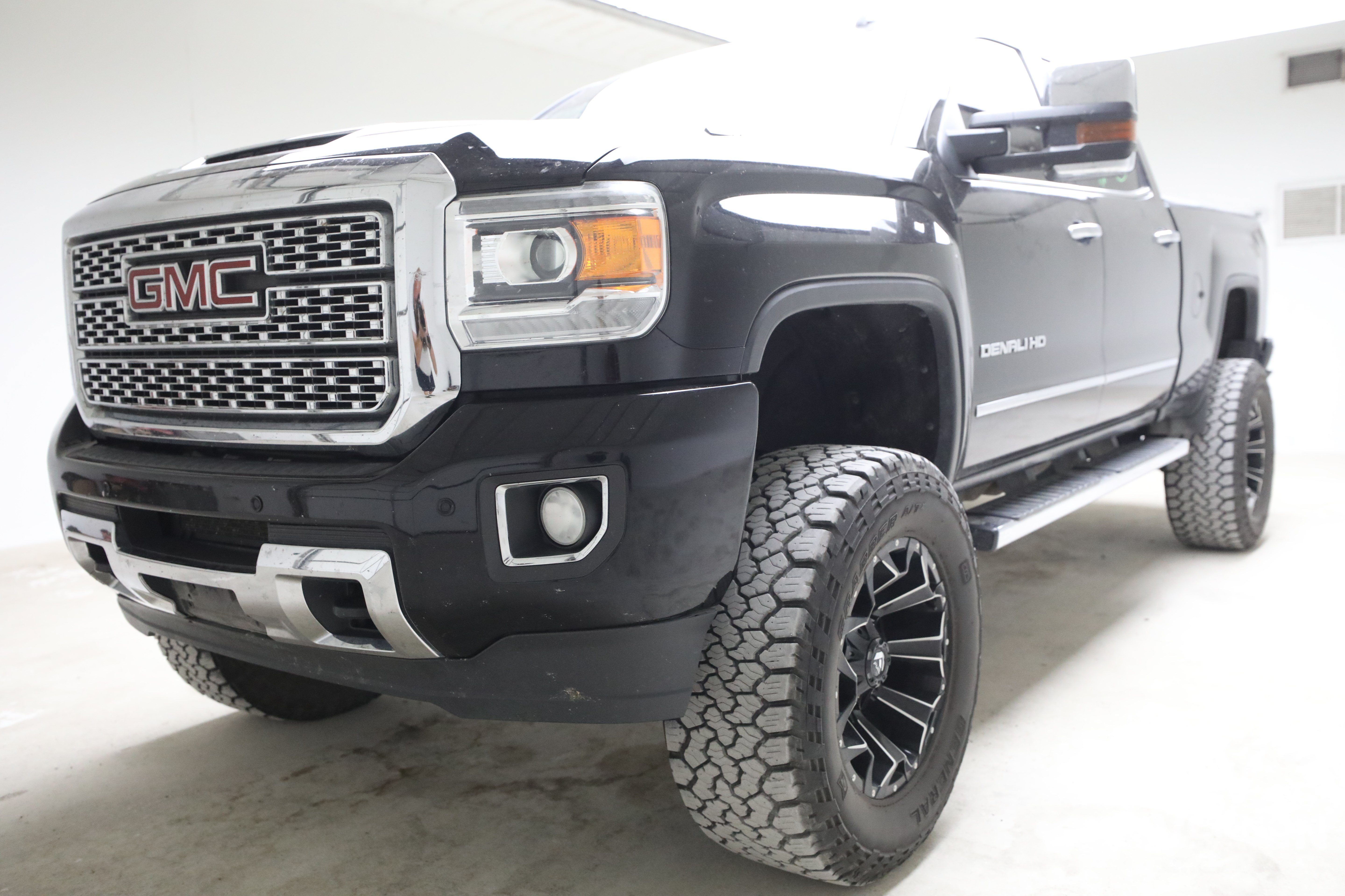 Used 2018 Onyx Black GMC Y image 1