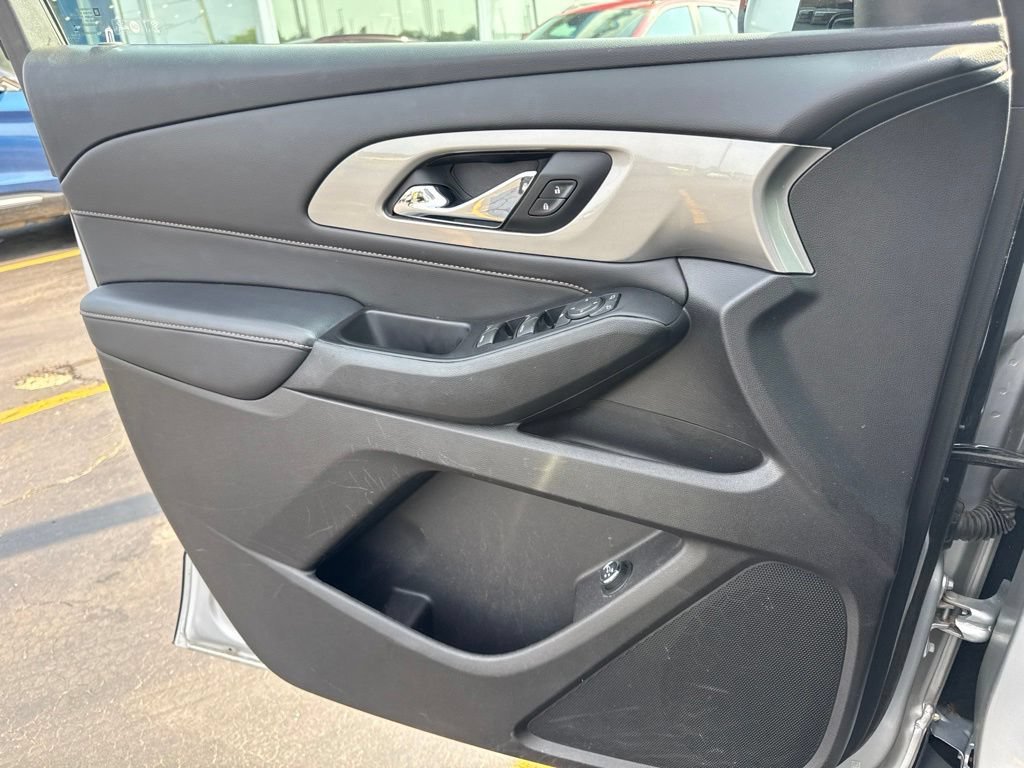 Used 2018 SILVER ICE METALLIC Chevrolet LT Cloth image 18
