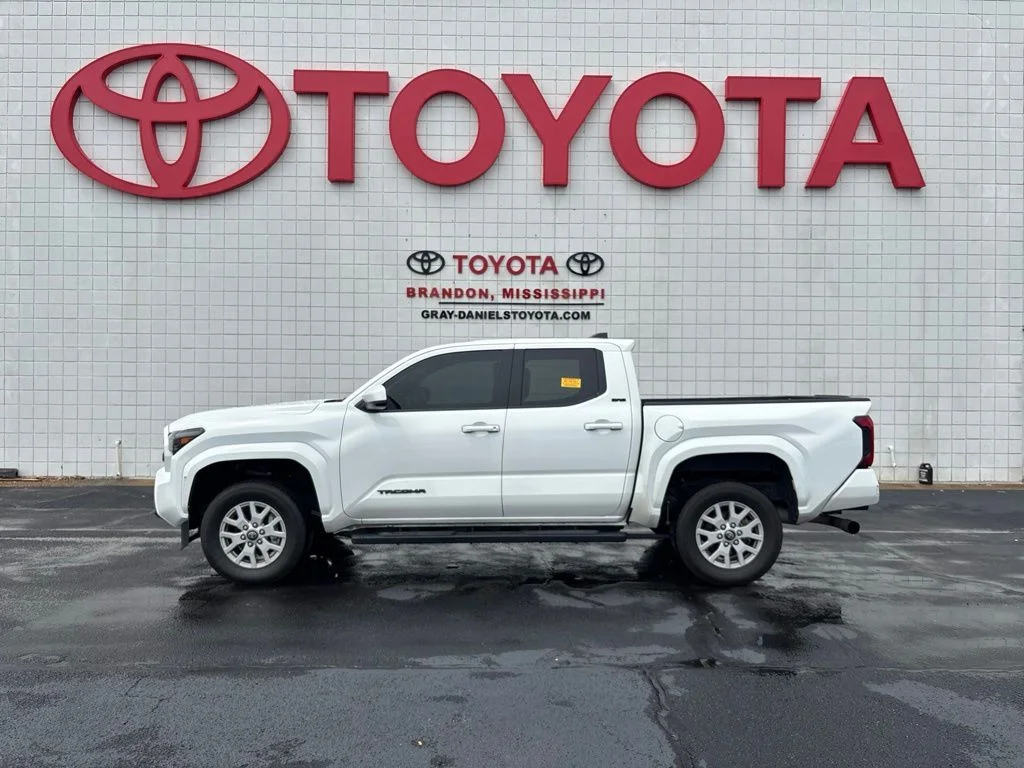 Used 2025 White Toyota SR5 image 5